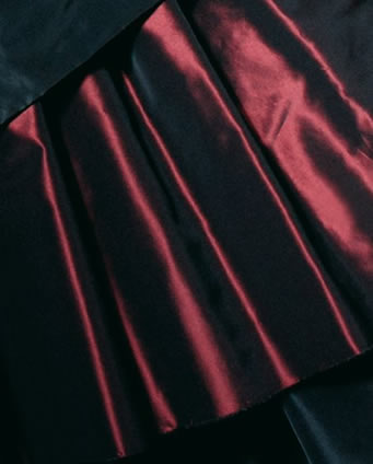 Abendmode Couture - Abendkleid aus changierendem Taft mit mehreren Schichten.