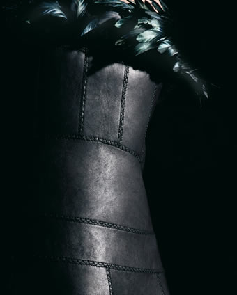 Corsage nach Maß im Gothic Stil, gefertigt aus echtem Leder mit schillernden Federn am Brustteil von Nina Biernath