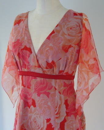 zartes Abendkleid Brautkleid mit Flügelärmeln aus Seidenchiffon in rot mit Blumen.