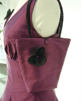 Ausgefallenes kurzes Abendkleid mit passender Tasche 