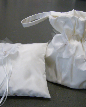 Brautmode aus Seidentaft - dazu passend Ringkissen und Bratubeutel mit Blüte verziert