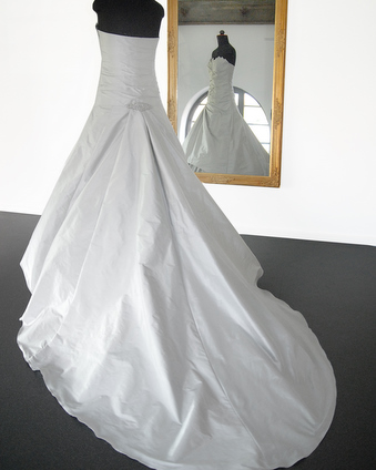 Brautmode Couture - pompöses Brautkleid in silber-grau mit langer schlepper und aufwendiger Corsage