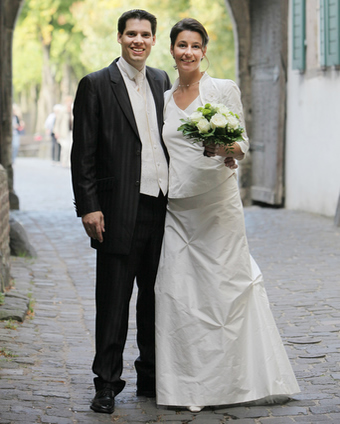 zweiteiliges Brautkleid in A-Linie mit kleinen Raffungen und passender Bolerojacke mit Stehkragen