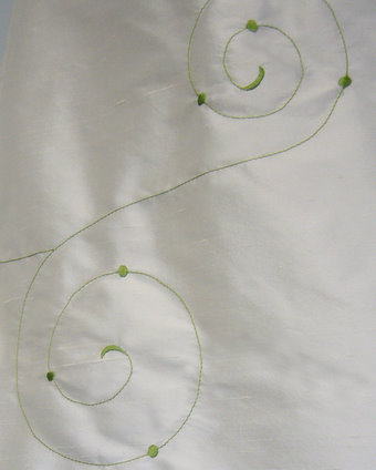 Brautkleid für Schwangere aus Wildseide mit individueller Stickerei