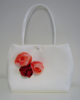 passende Tasche zum Kleid aus Seide mit Blüten aus Seide - Abendkleid aus Seidenchiffon in rot mit Blumen und Maß - Seidentasche mit Blüten passend zum Kleid