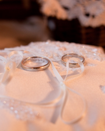 besticktes Ringkissen aus Seide mit Valentino Spitze