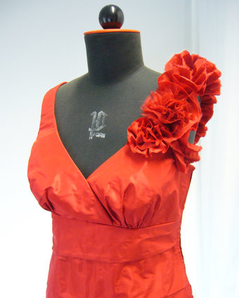 farbige Brautmode-Corsage in rot mit Blüten verziert