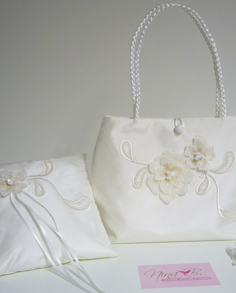 Brautmode aus Seidentaft-passende Brauttasche und Ringkissen aus Seide mit Stickerei