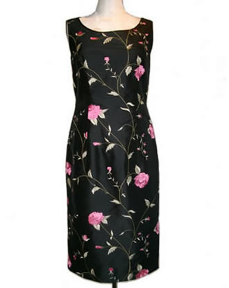 Abendmode - Etuikleid aus Wildseide mit Stickerei