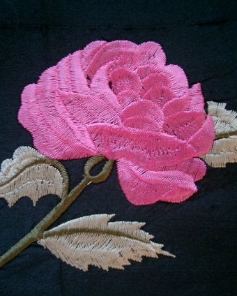 Abendmode - Ausschnitt Wildseide mit Blütenstickerei